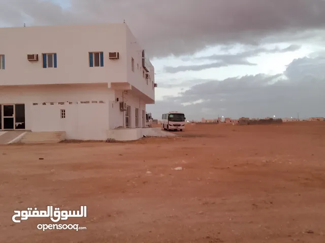 شقة مفروشه بالإضافة الى معرض تجاري في ثمريت