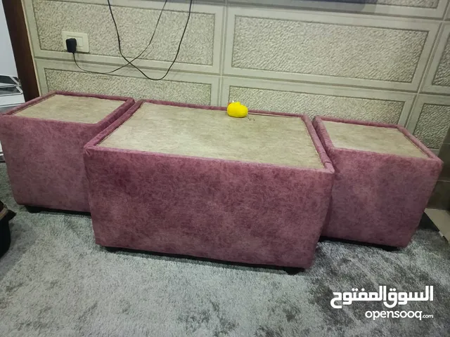 طاولات مجلس للبيع بسعر 25 دينار لون زهر بارد