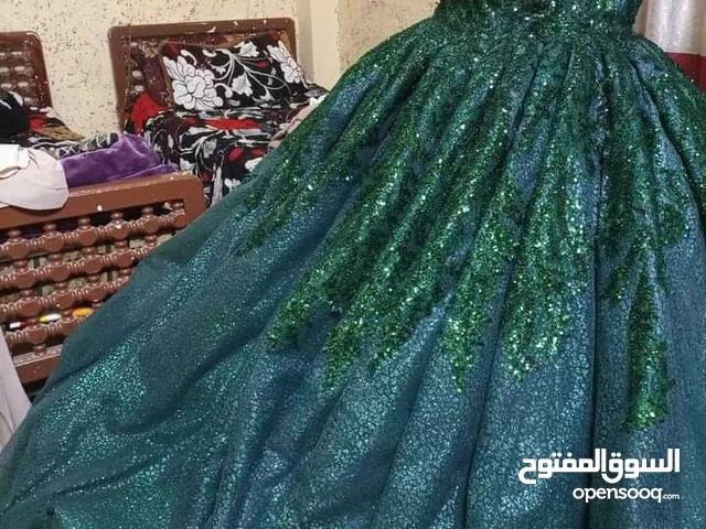 فستان خطوبة وسهره ملكي اخضر