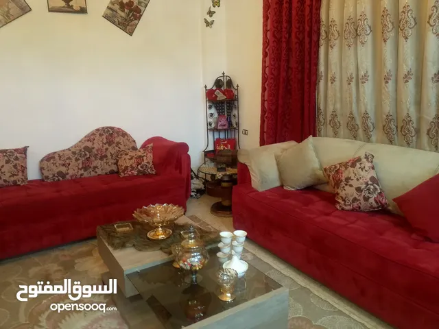 كنب بحاله ممتازه 9 مقاعد خشب مع برادي نضيف بداعي السفر