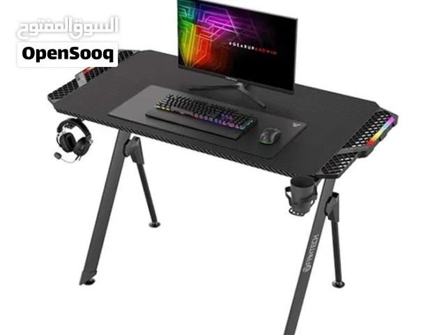 طاولة دراسة وحاسوب