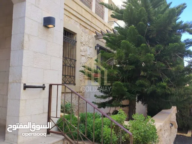 شقة مميزة طابق أول 210م بتشطيبات راقيه في أجمل مناطق عبدون / ref 1025