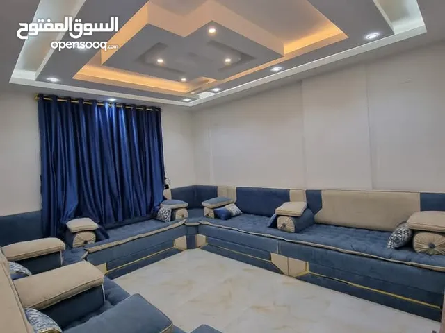 شقه مفروشه للايجار جديده مؤثثه من والى في ارقى احياء بيت بوس وسط كل الخدمات في برج سكني حديث اصنصير
