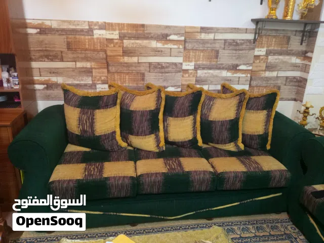 طقم كنب 7 مقاعد زان لون زيتي بحالة جيدة جدا للبيع