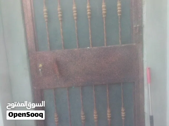 باب حديد شبه جديد 1 في 2