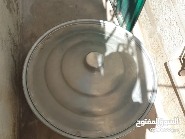 طناجر عدد 2 كبيرة للطبخ و غاز فقط في 50 دينار ...........................................