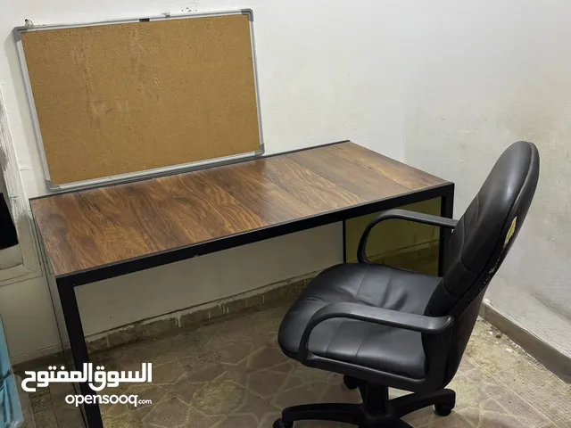 مكتب مستعمل نظيف الطول 170 العرض 45