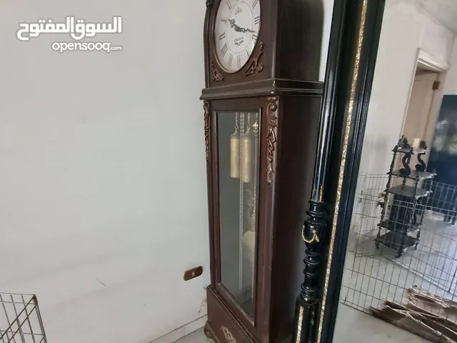 ساعة حائط قديمة منذ 100 سنة تعمل بحالة جيدة تحف فريدة من نوعها