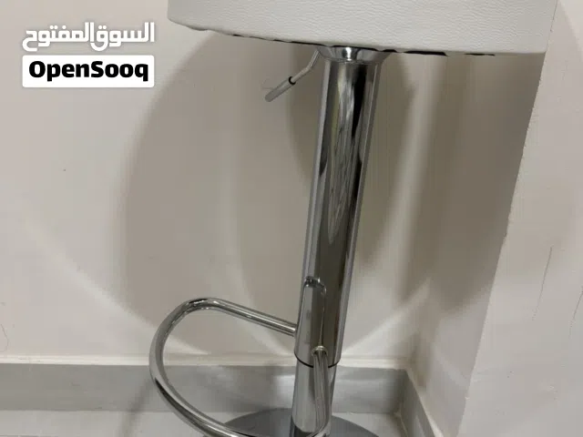 كرسي بار أبيض جديد – قابل لتعديل الارتفاع