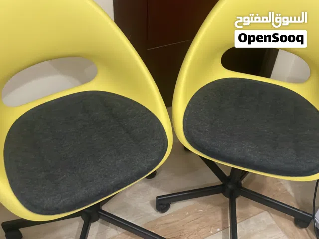 كرسيين انتظار مع كرسي لصالون تجميل مع جهاز تجفيف الاضافر