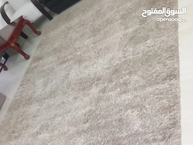 سجادة  لون ابيض