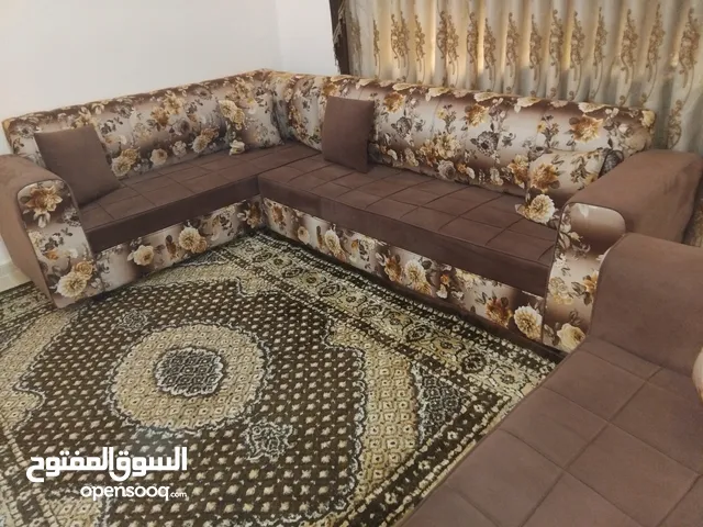 طقم كورنر بحاله ممتازه مع سجادة للبيع