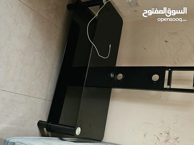 طاولة تلفاز مستعملة بحالة جيدة