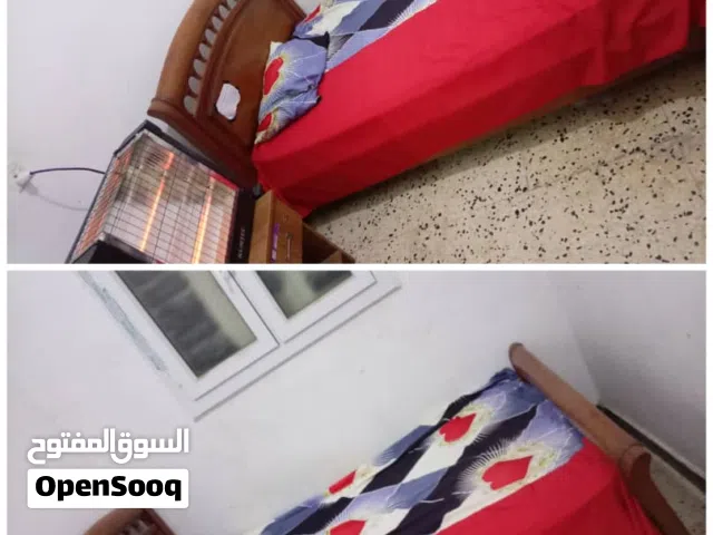 غرفة نوم مكونة من سريرين