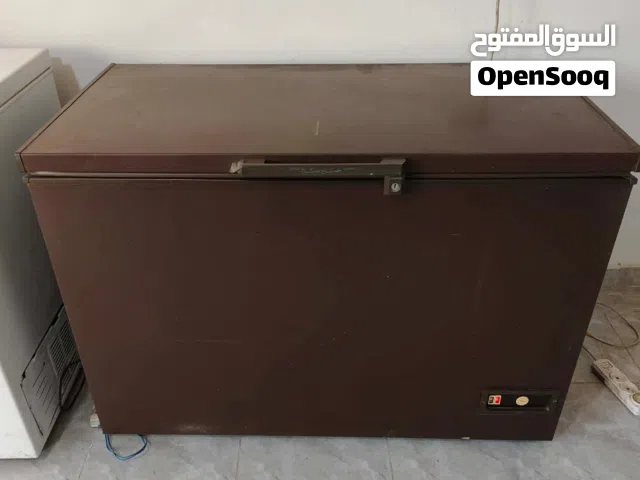 فريزات مستعمله للبيع يشتغلو وامورهم ممتازة جدا الابيض ايطالي طوله متر والقهوي فريز مصراتة طوله متر و