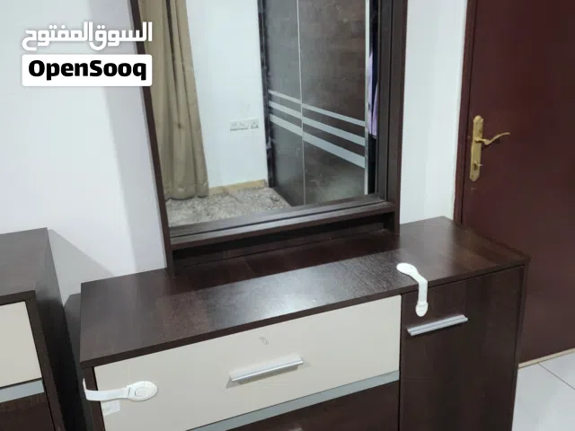 غرفة نوم كاملة سرير 180x200 كبت تسريحة طاولة جانبية بدرجين عدد 2 بالإضافة الى سرير بيبي 120x60