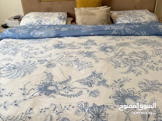 سرير فخم وكبير للبيع