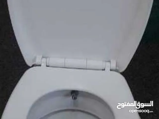 كرسي حمام لون ابيض كامل