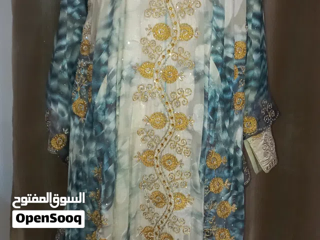 ملابس تقليديه وفساتين للمناسبات