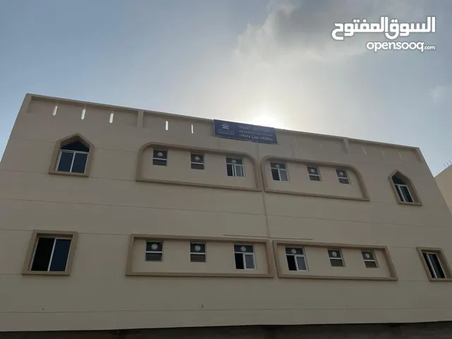 مبنى جديد شقة أول ساكن صحم عند الدوار على الشارع العام مباشرة بجانب بنك عمان العربي
