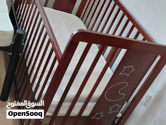 للبيع ثلاث سراير مهد وسرير مفرد وسرير كبير كلهم بالمراتب