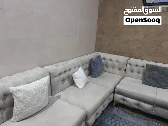 تخم مودرن على شكل حرف L متوسط الحجم تفصال جديد استعمال قليل جداً محدود قماشه مخمليه وناعمه