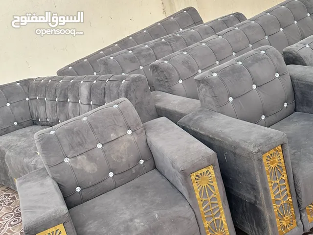 كراسي للبيع يحتاجن ترميم