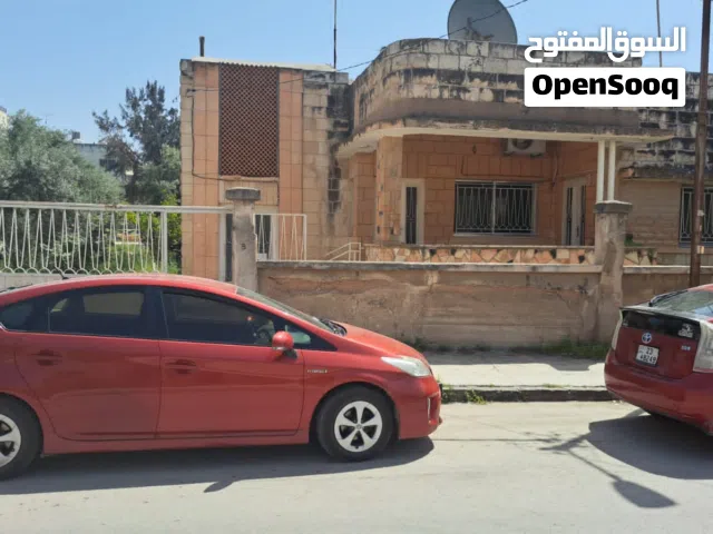 منزل مستقل مع حديقة مقام على ارض مساحة 680 متر مربع للبيع