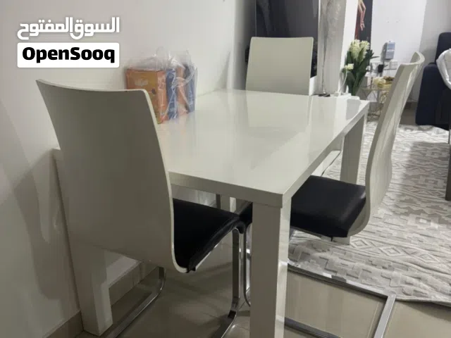طاولة و 4 كراسي