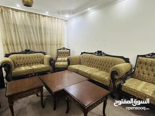 طقم كنب 9 مقاعد بحالة ممتازة + طقم طربيزات 3 قطع (وسطية و2 جانبية ) للبيع بسعر مغري