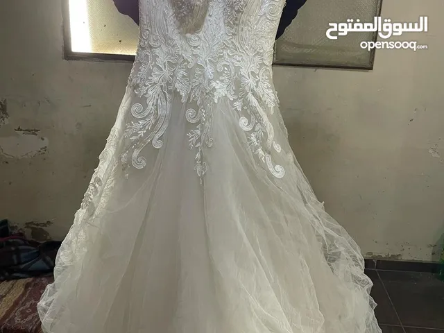 15فستان عرس للبيع الواحد بي 20$لون ابيض منقش وسادة