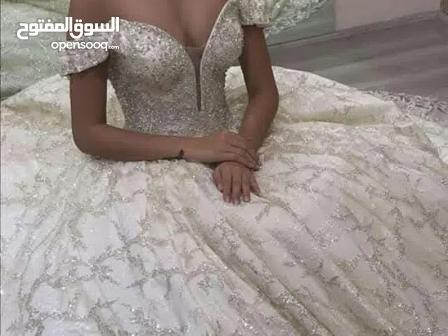 الحق عرض الفساتين العرائسي