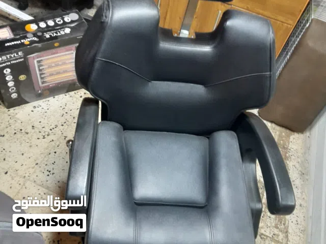 كرسي حلاقه للبيع ( استخدام قليل جداً والكفالة سارية لمدة سنه)
