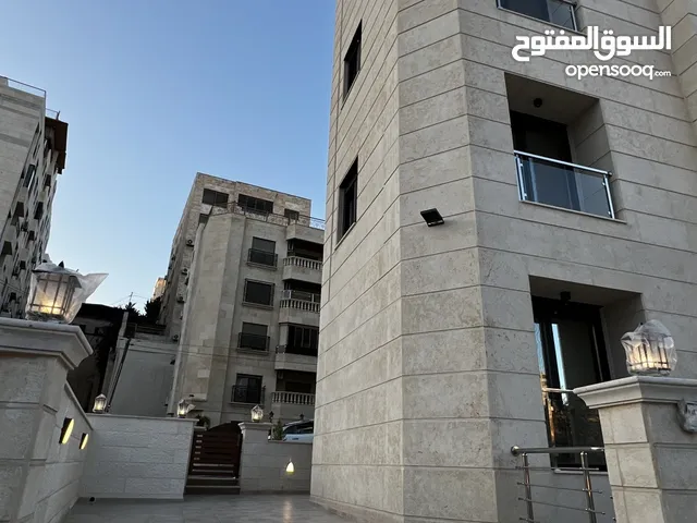 شقة للبيع تسوية 95م مع تراسات 150م (سكنية - استثمارية) في ديرغبار شارع ال 60 ، مطبخ راكب ، تدفئة غاز