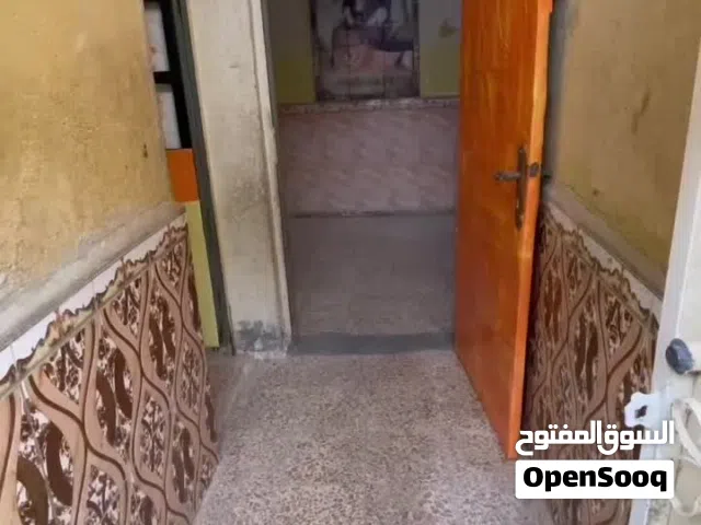 بيت للايجار نضيف طابو صرف مكانه حيانيه الطاك هاذتصوير امامك بعدبي بيتونه وصطح وستارة ماء كهرباء
