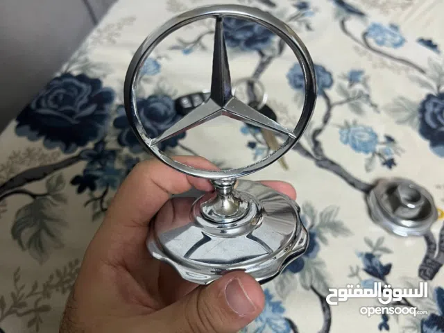 شعار مارسيدس (كلاسيك)  مع قاعده او بدون  الماني اصلي متوفر توصيل  وبامكانك تستلمهم من معرضنا