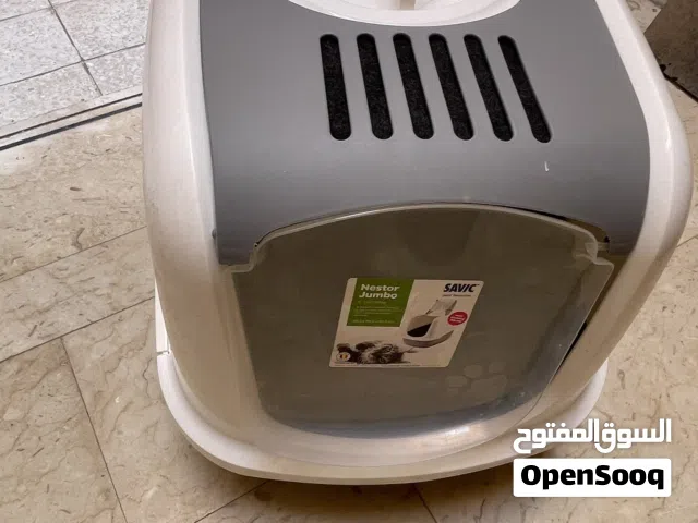 بيت قطط حجم كبير بحالة جيدة أبيض ورصاصى