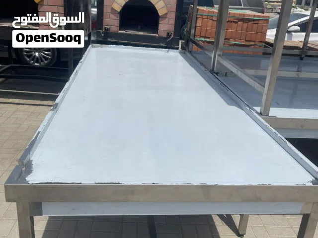 طاولات ستانليس ستيل عالية الجودة وخامات عالمية
