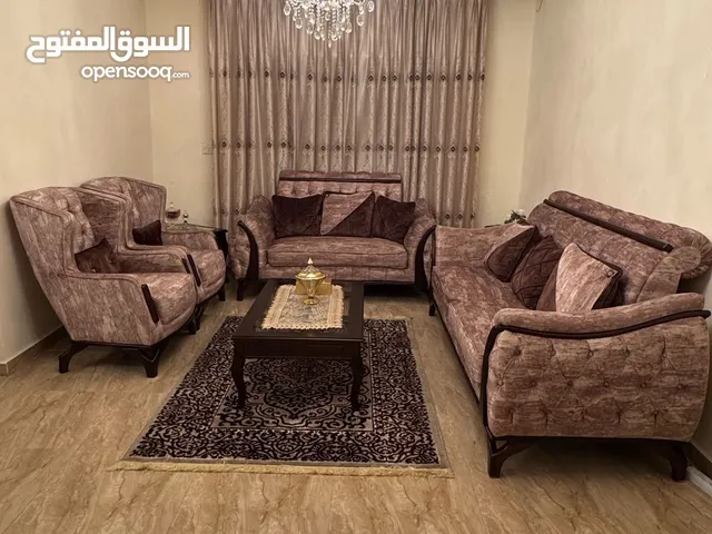 غرفة ضيوف مميزة مع طاولة سفرة