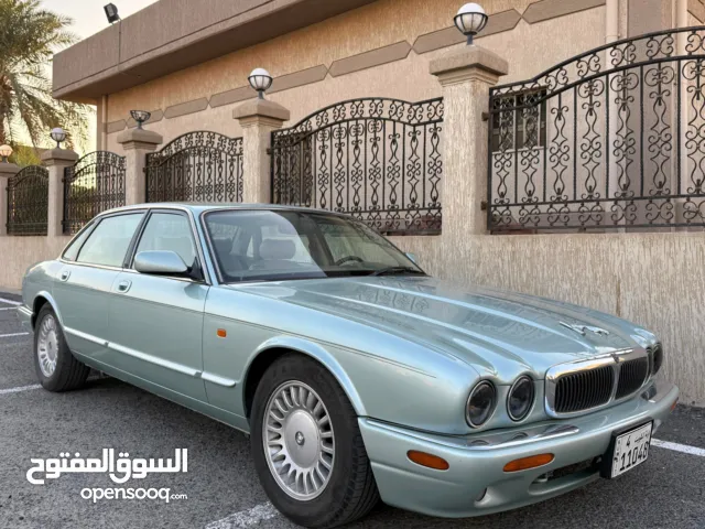 بحالة ممتازة جدا جاكور XJ8 وكالة موديل 1998 مكيف بارد تواير جديدة داخلية نظيفة حرارة ثابتة