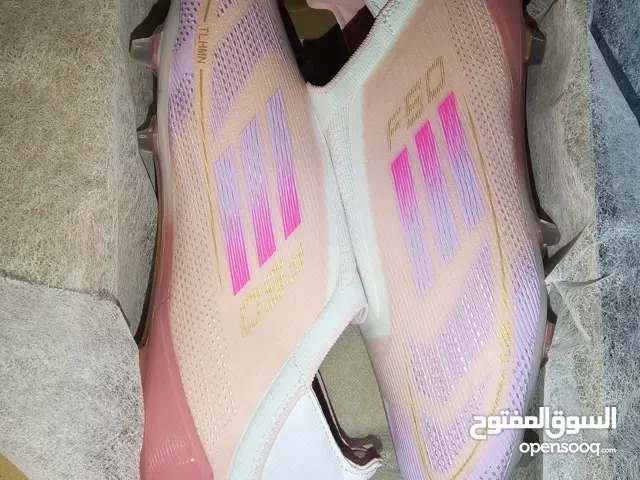 حذاء كرة القدم اديداس