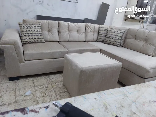 كورنر مستعل بحال الوكالة مع طاولة خشب سويد للبيع ب170 دينار