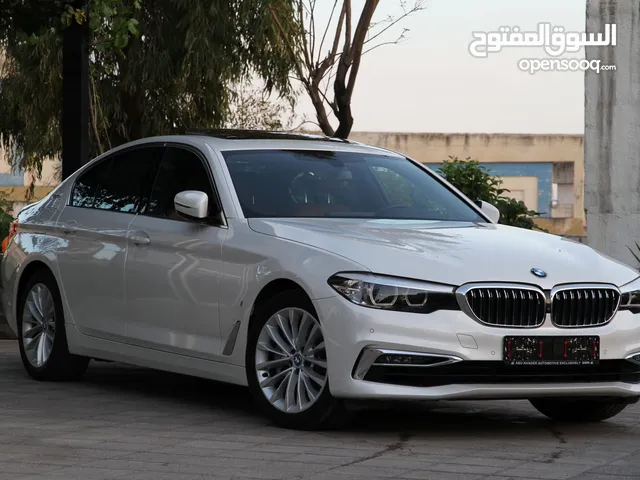الفئة الخامسة BMW 530e Luxury Line موديل: 2019 قاطعة مسافة : 64.000 KM وارد الشركة ابو خضر
