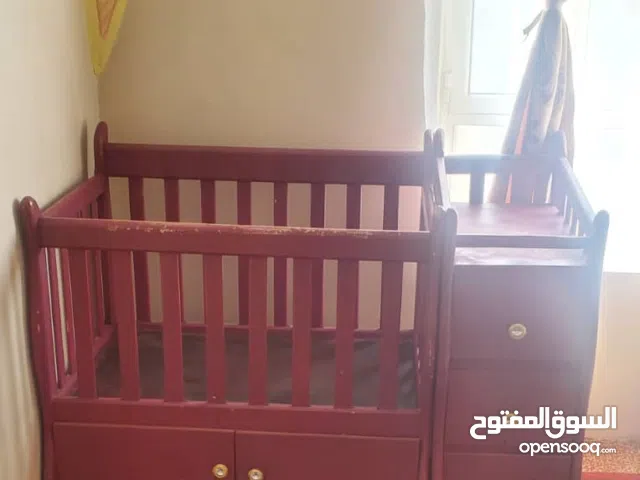 سرير اطفال مع ملحقاته دولاب وفرش جديد جديدجدزيد لم يستخدم ابدا