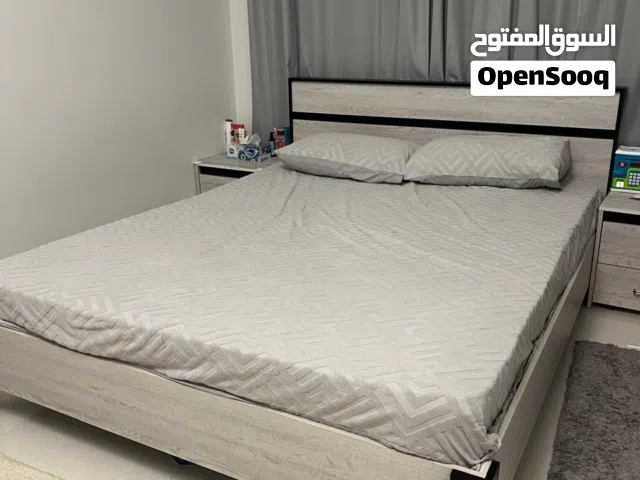 سرير كبير ممتاز بدون مرتبةمع 2 كومود