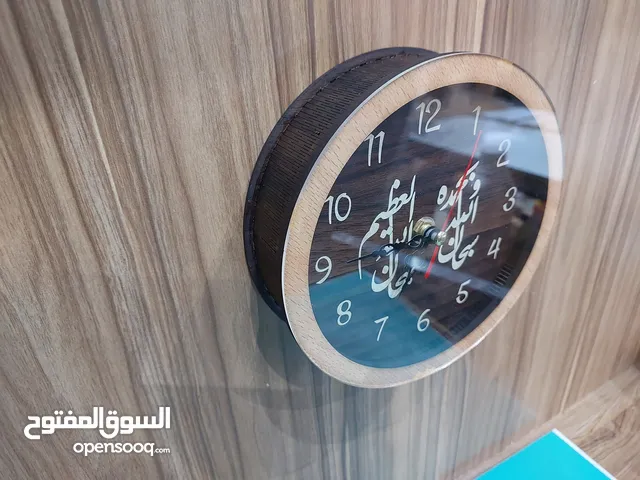 ساعة حائط خشبية + علبة مناديل خشبية