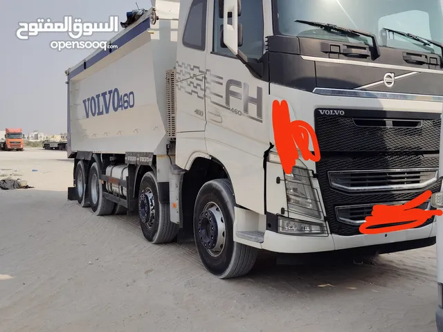 Tractor Unit Volvo 2016 in Dubai