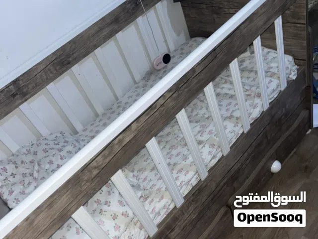سرير اطفال بفراشه شبه جديد ب 450