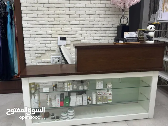 مكتب رسبشن مع خزانة دفات مرايا جانبية بحالة ممتازة