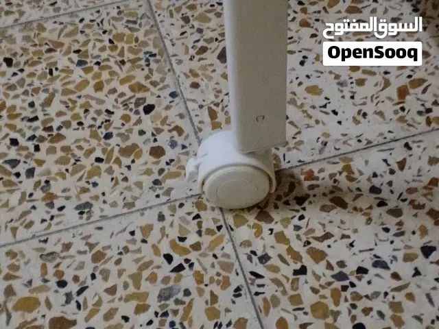 سرير أطفال وردي وابيض